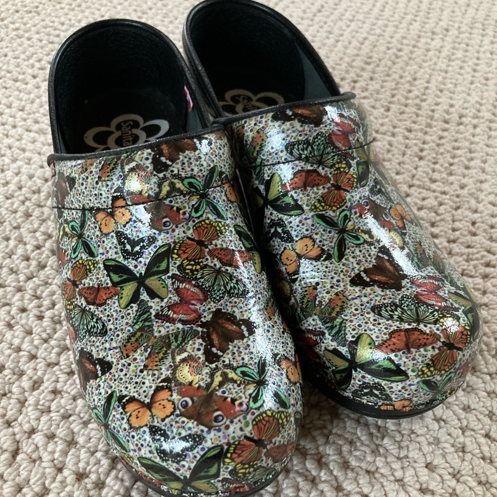 Women’s Sanita clog with butterfly pattern